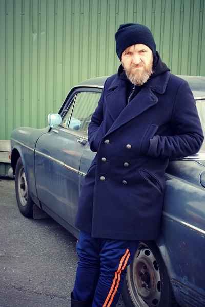Timo är en "Fattig miljonär" i musikvideon Timo är en "Fattig miljonär" i musikvideon